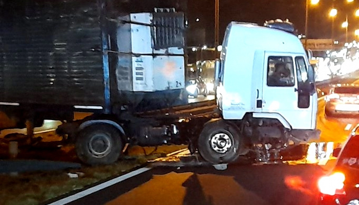 Panamericana: camión chocó un auto y se cruzó de mano, en otro siniestro un motoquero falleció