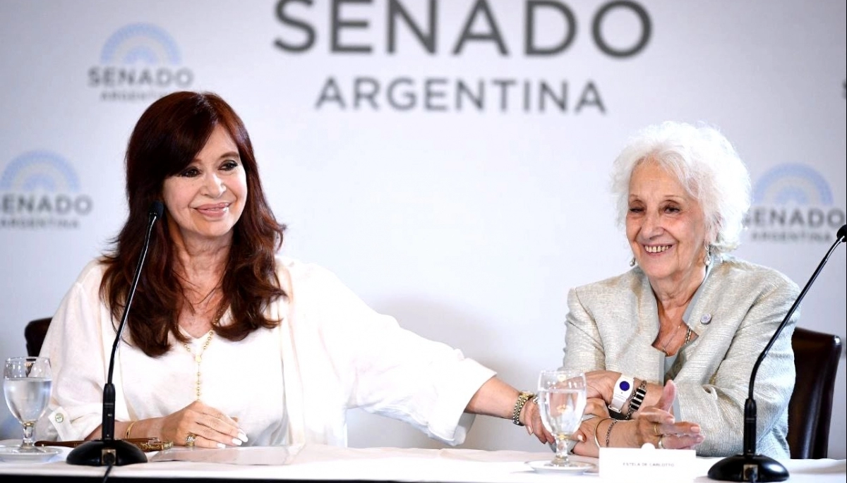 Cristina homenajeó a Abuelas de Plaza de Mayo y agitaron el clamor por su candidatura
