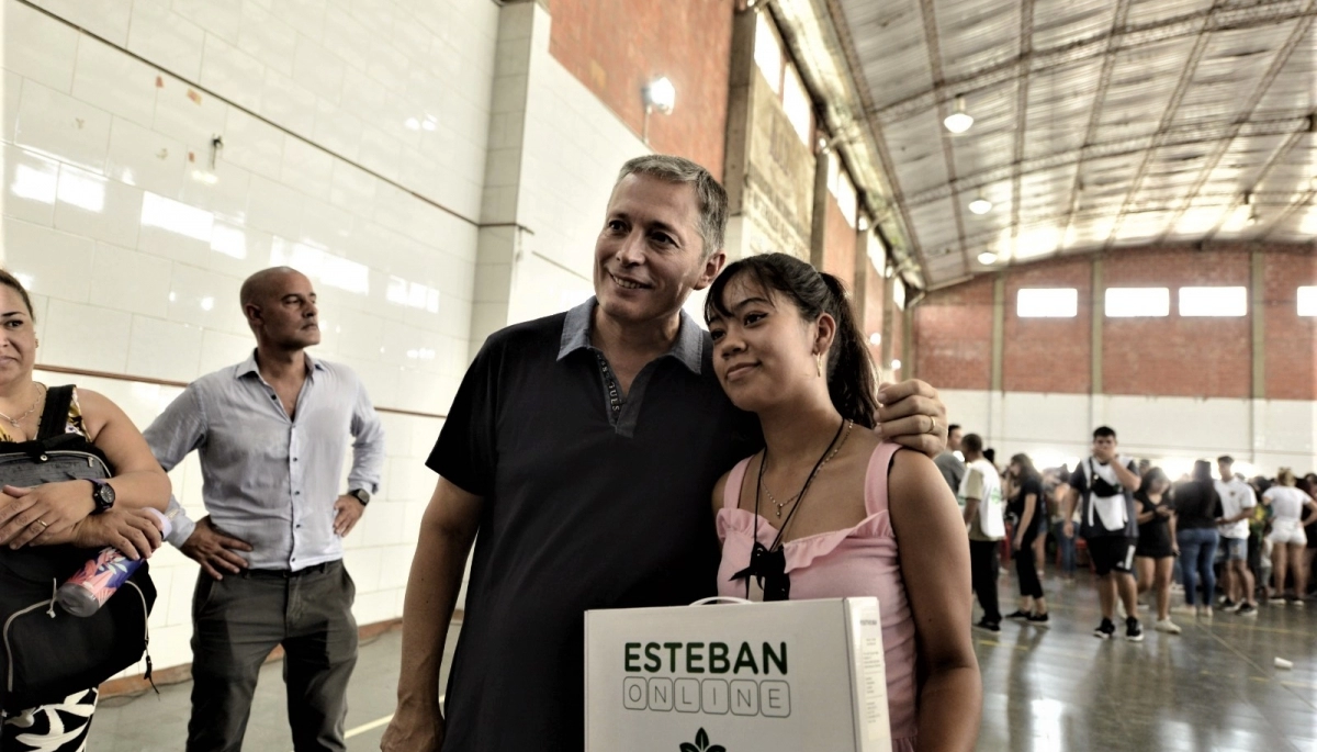 Fernando Gray entregó 951 notebooks a los alumnos de Esteban Echeverría