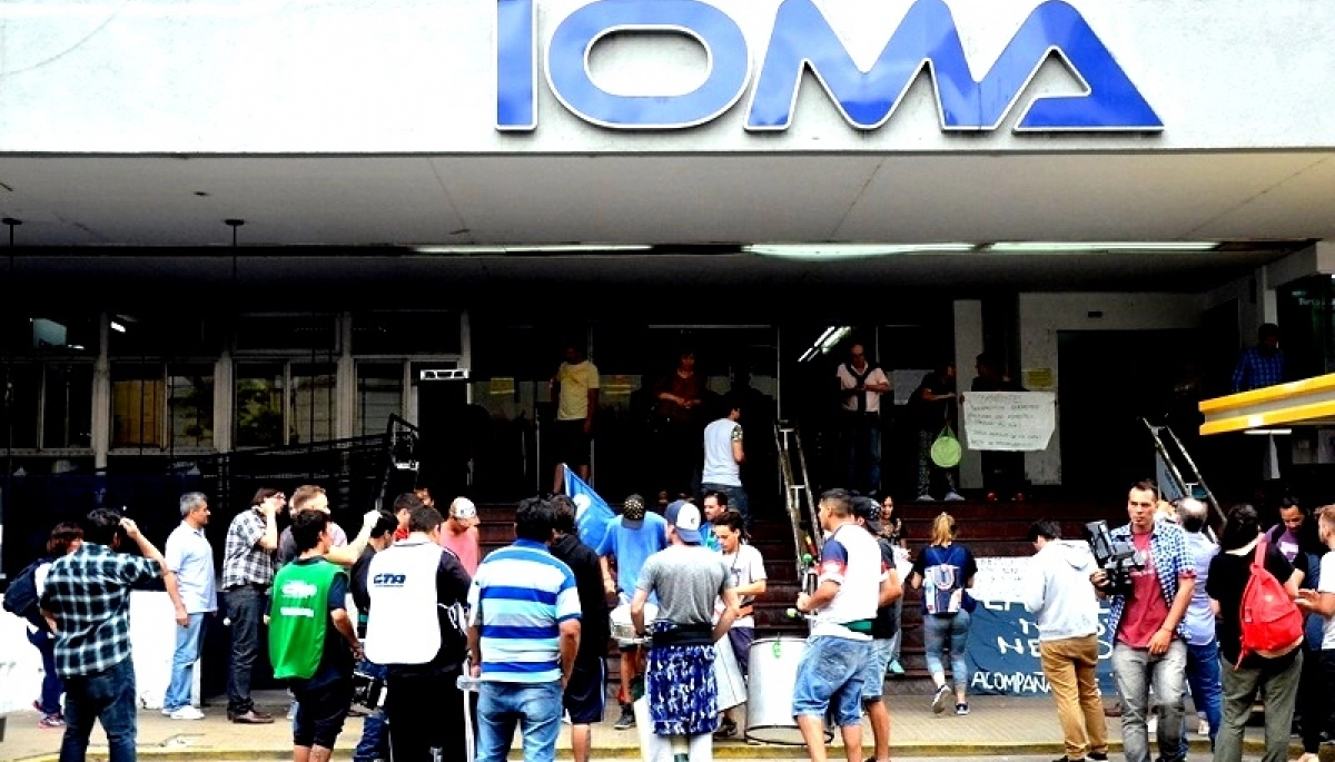 Gritos y escandalo entre el presidente de IOMA y trabajadores autoconvocados por discusión salarial