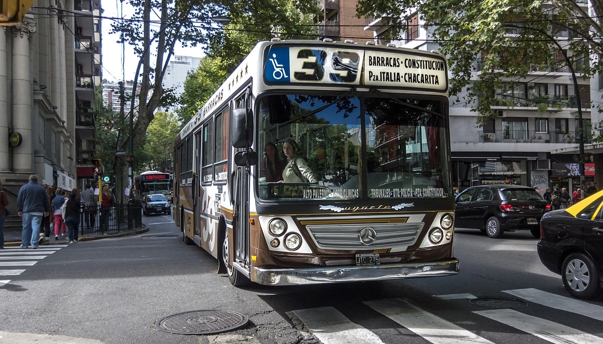 Horror en Barracas: un colectivo de la Línea 39 pasó por encima a un peatón