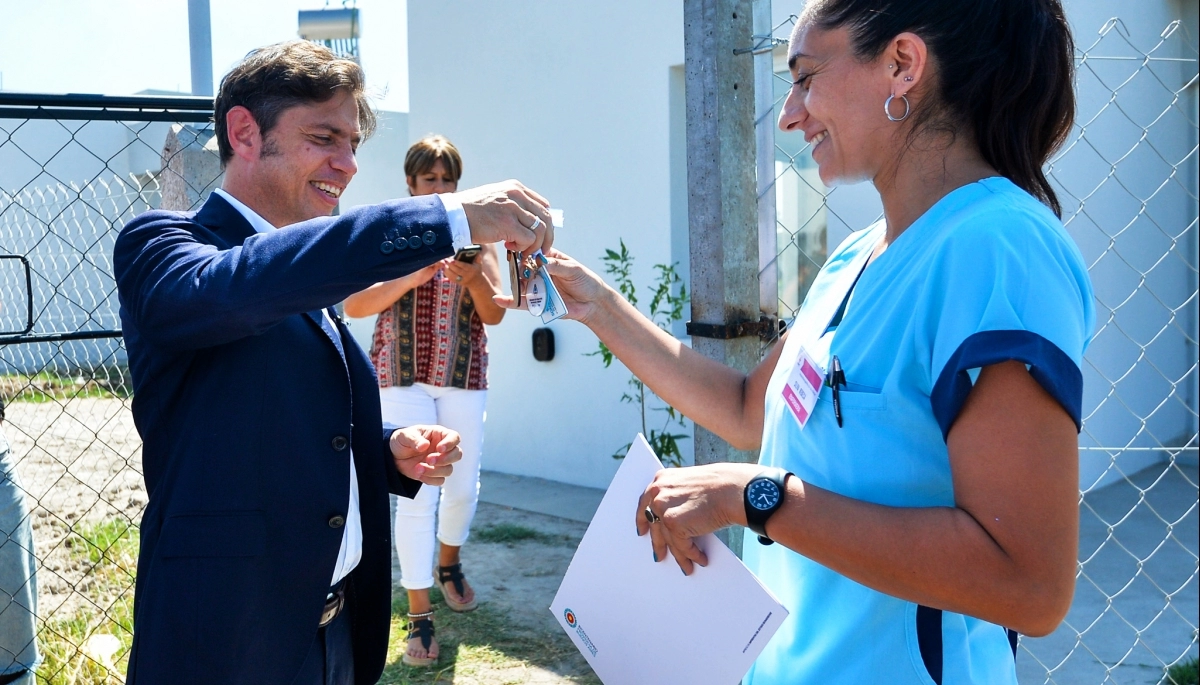Kicillof entregó viviendas en Alberti y firmó un convenio para realizar obras en el municipio
