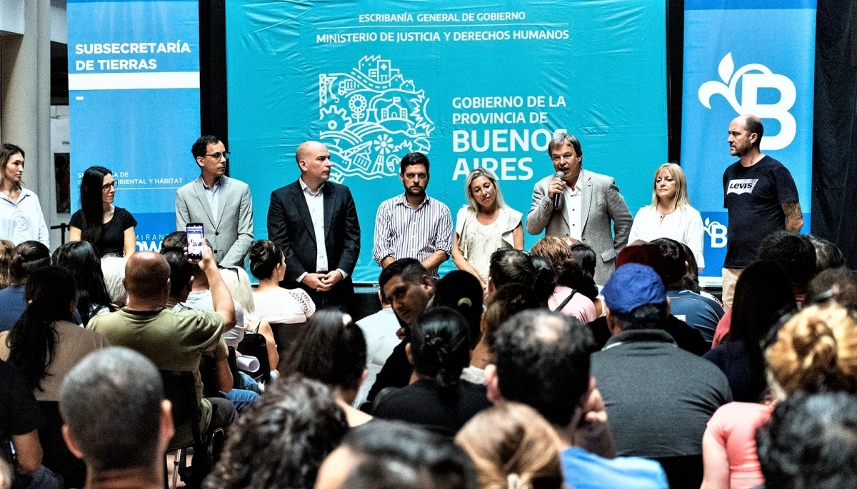 Fabiani y Cascallares entregaron viviendas a los vecinos de Almirante Brown