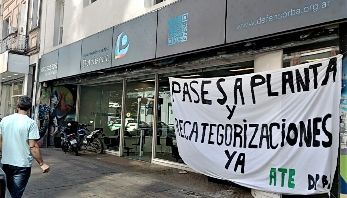 Trabajadores de la Defensoría del Pueblo bonaerense reclaman un aumento salarial