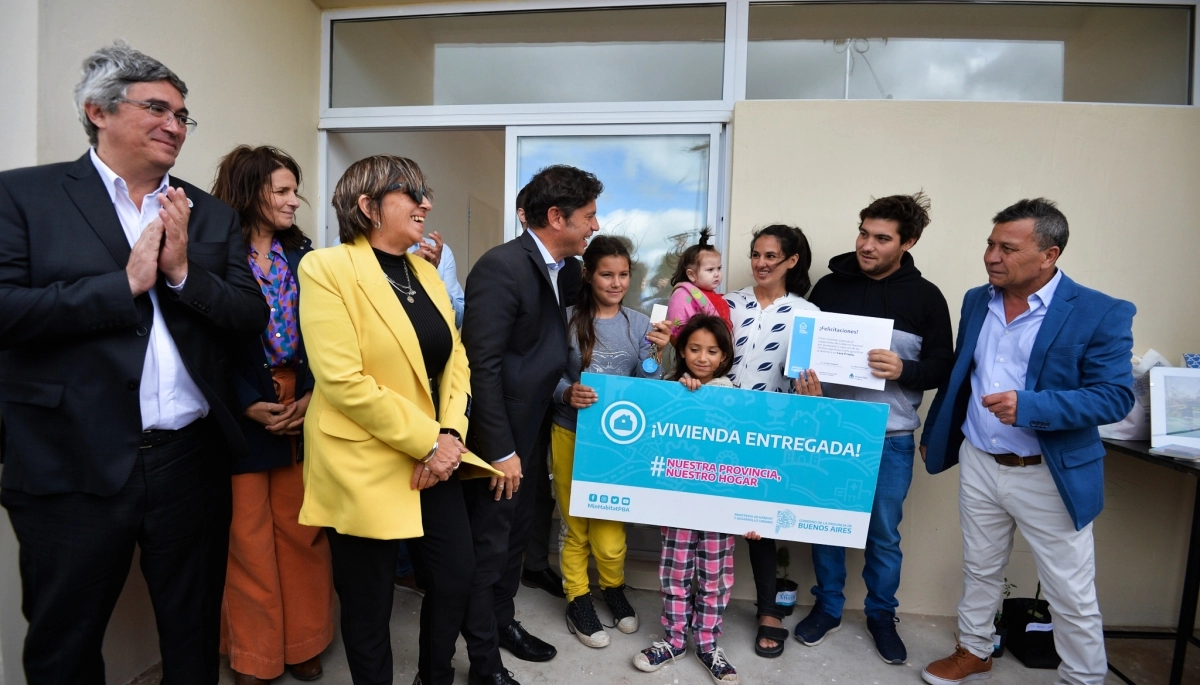 Kicillof visitó a Rocha en General Guido y encabezó la entrega de 14 viviendas