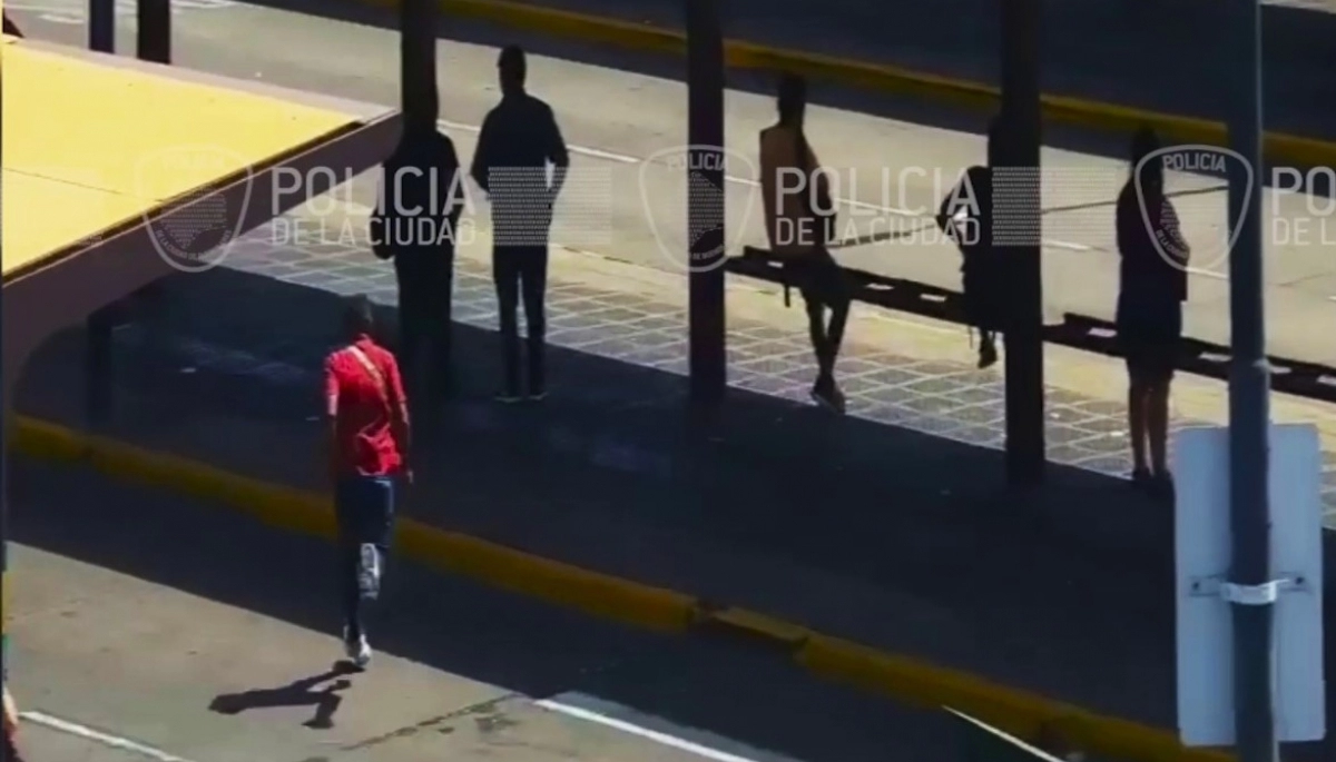 Plaza Miserere: arrebatador detenido in fraganti y grabado por las cámaras de seguridad