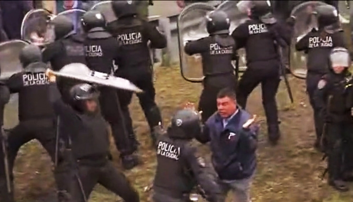 Cobarde y brutal: Policía de la Ciudad golpeó a un colectivero cuando trasladaban a Berni