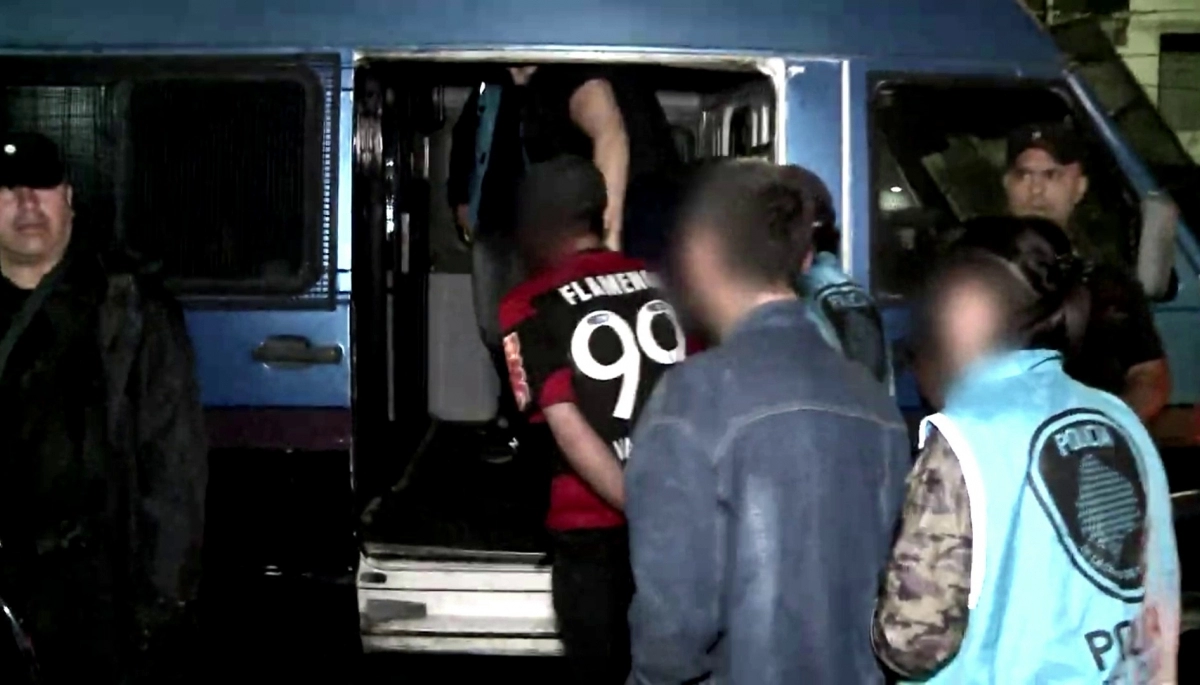 ¿Cuántos quedan? Policía de la Ciudad allanó un conventillo narco en Constitución