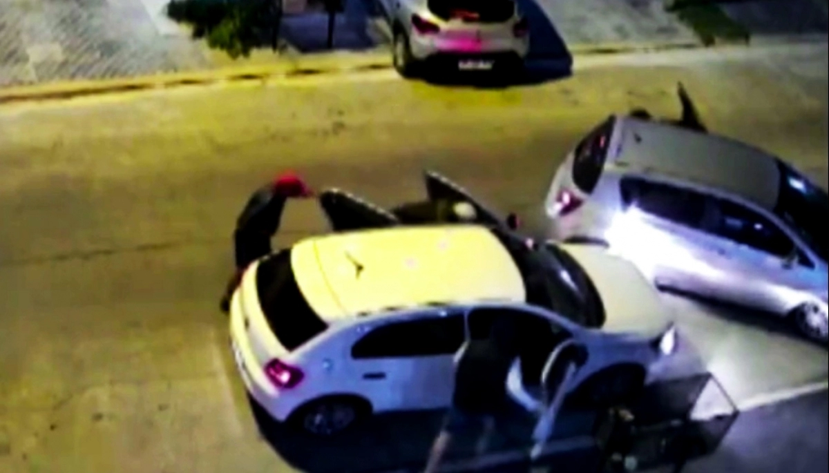Ciudad Evita: delincuentes armados le cruzaron el auto y lo dejaron con lo puesto