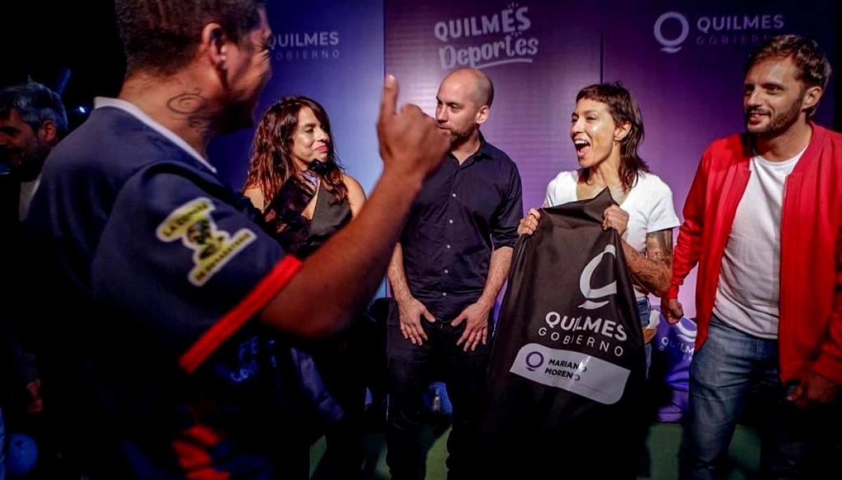 Mayra Mendoza y Victoria Donda entregaron material deportivo a clubes de barrio