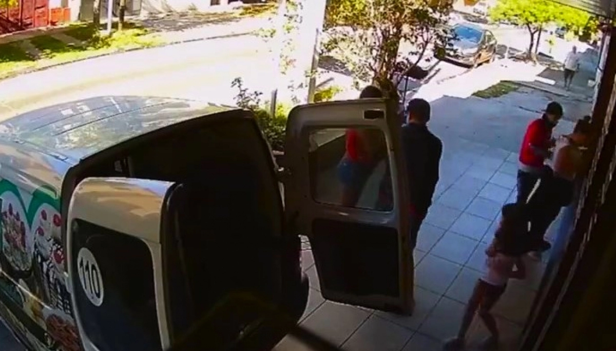 Gerli: asaltaron a dos clientas de una panadería frente a una niña aterrada