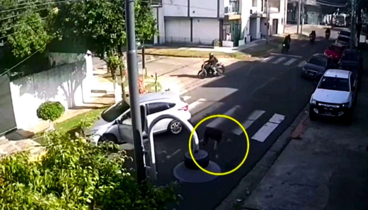 Robo en manada: siete hombres en cuatro motos realizaron un impresionante asalto