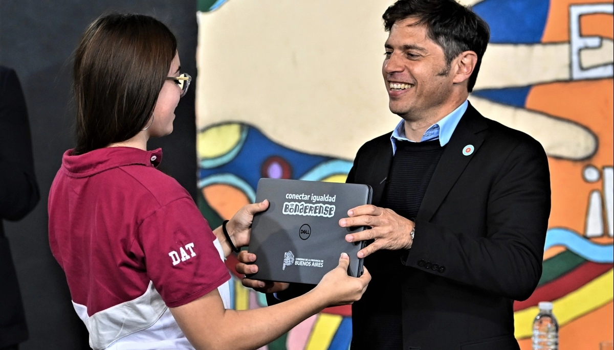 Kicillof entregó 168 netbooks en el municipio de la Lobería