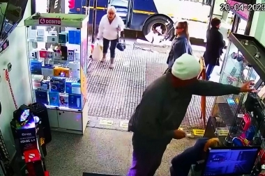 Lo atendía con esmero, se descuidó y le robó mercadería de una vitrina