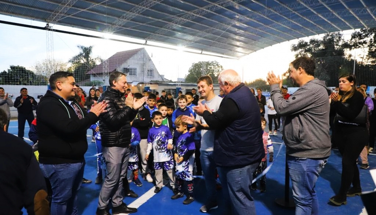Gray inauguró el cuarto techo parabólico en un club deportivo local en el mes de marzo