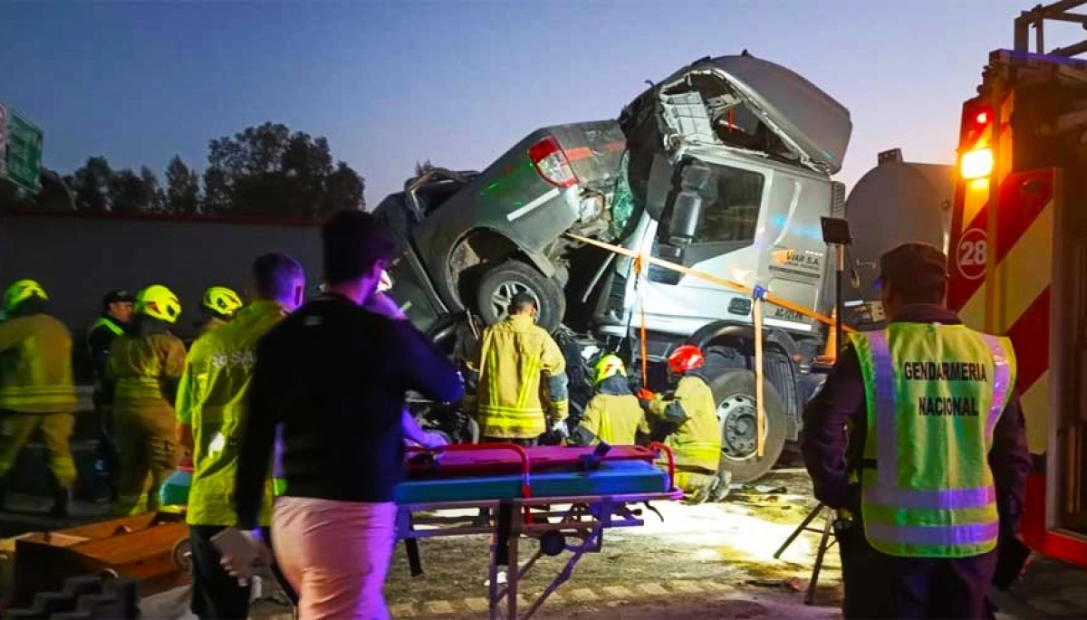 Cañuelas: un camión aplastó un automóvil en un terrible choque en cadena sobre la Ruta 6