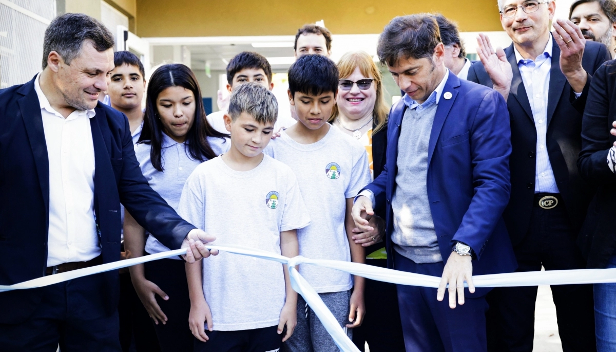 Kicillof inauguró un edificio escolar y avanzó con Conectar Igualdad en San Andrés de Giles