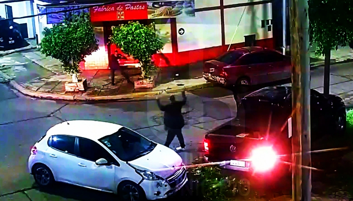 Robo y persecución: durante la fuga chocaron con un auto, siguieron a pie y a los tiros