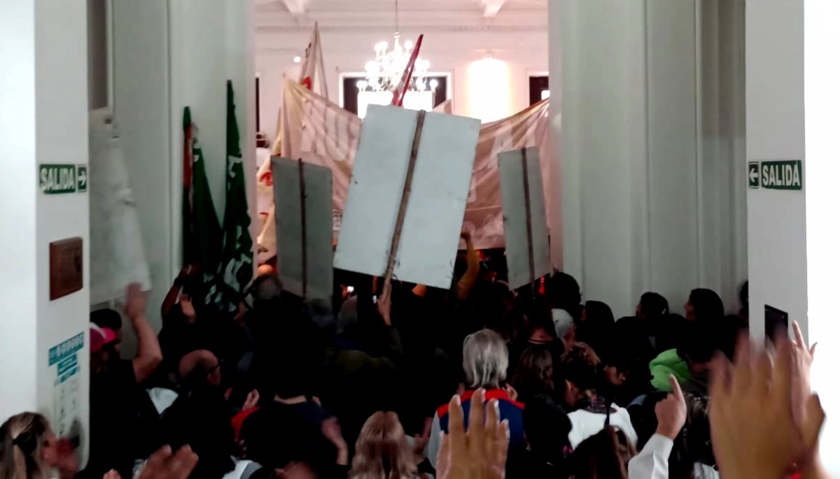 Suteba disidente tomó el Ministerio de Educación bonaerense y Sileoni suspendió su conferencia