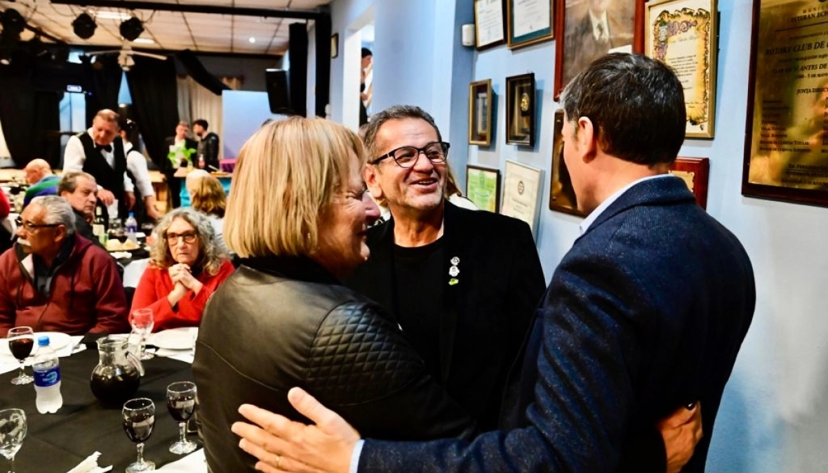 Gray participó la reunión por el 43º aniversario del Rotary Club de Luís Guillón