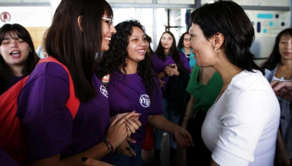 Mayra Mendoza encabezó la jornada Americas Girls Can Code en el Parque Industrial