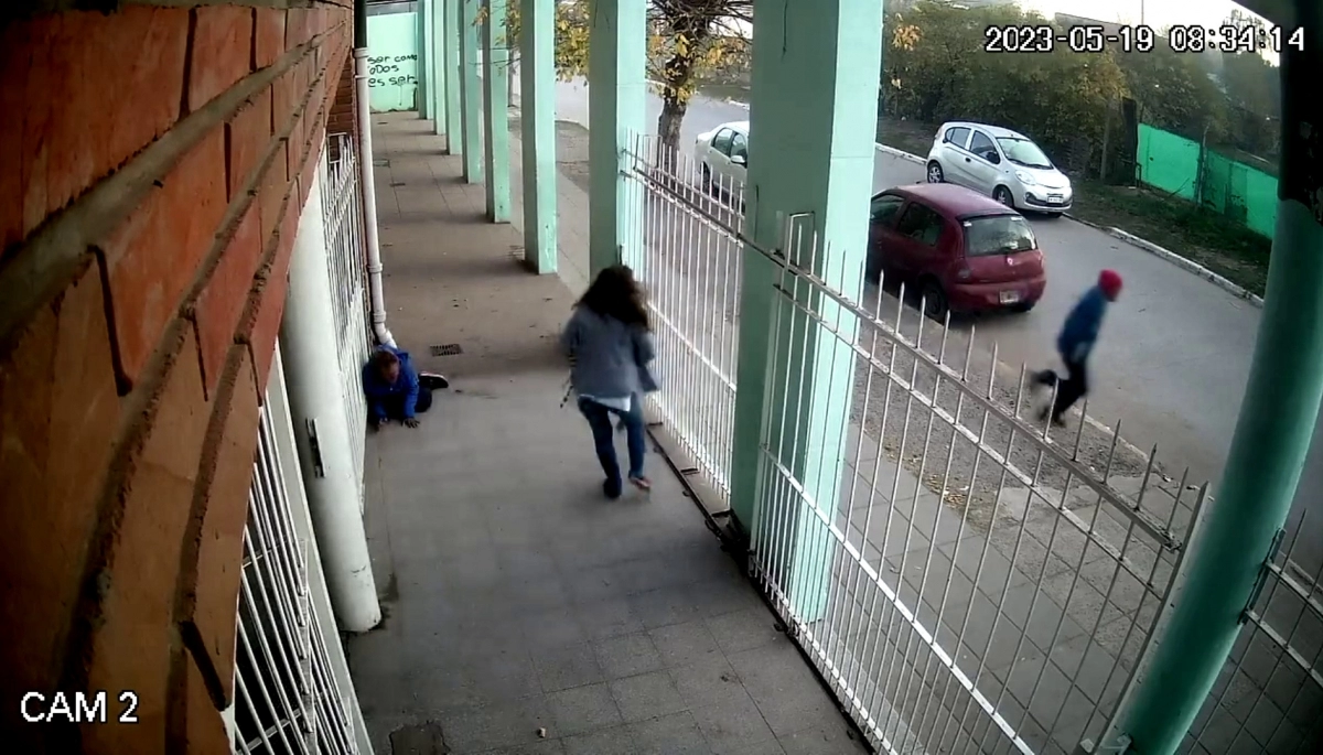 Esperaba en la puerta de la escuela y fue víctima de un robo al voleo