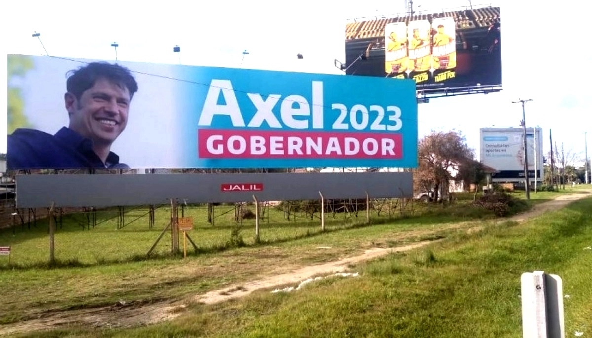 Adelantados: la militancia de Kicillof llenó las rutas de carteles con la leyenda “Axel 2023”