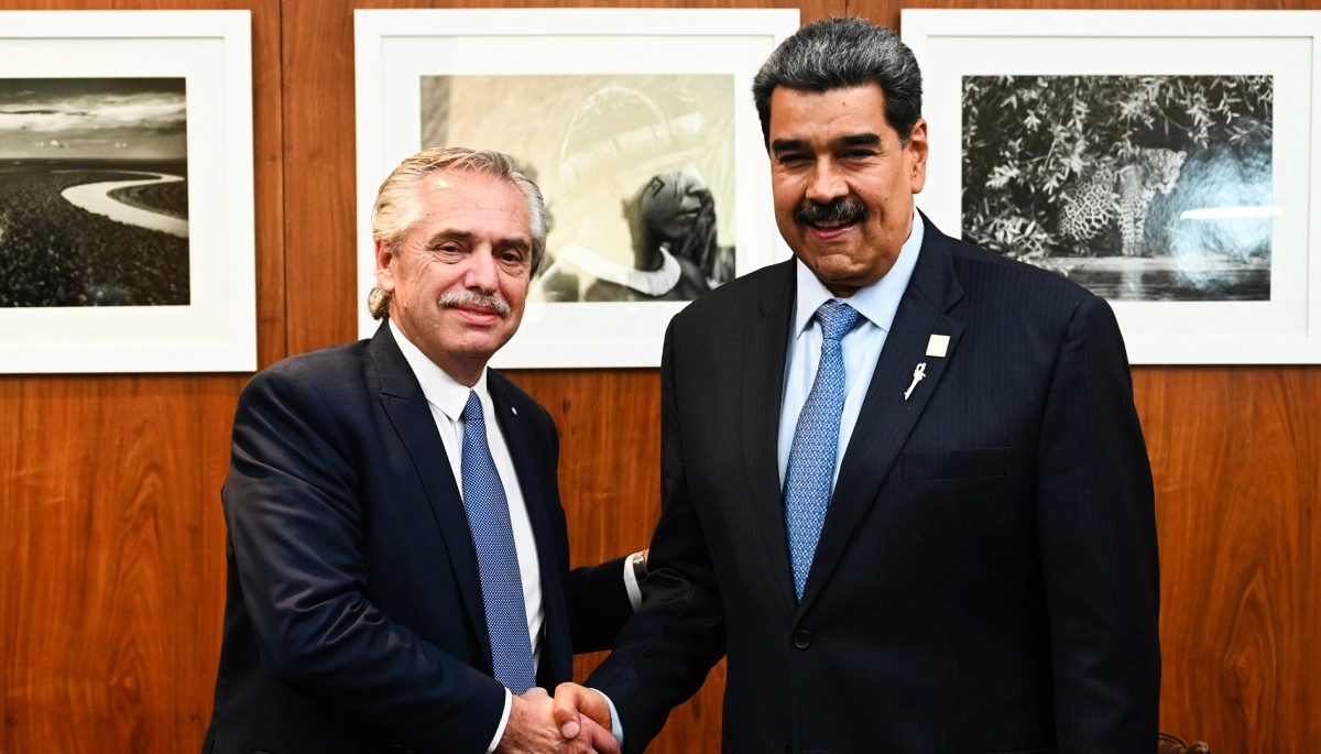 En la cumbre en Brasilia, Alberto tuvo su primera foto con Maduro