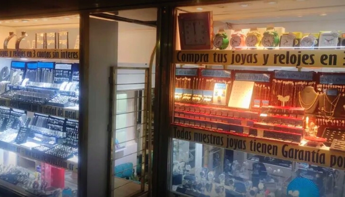Violento asalto a una joyería: al dueño le pisaron y patearon la cabeza