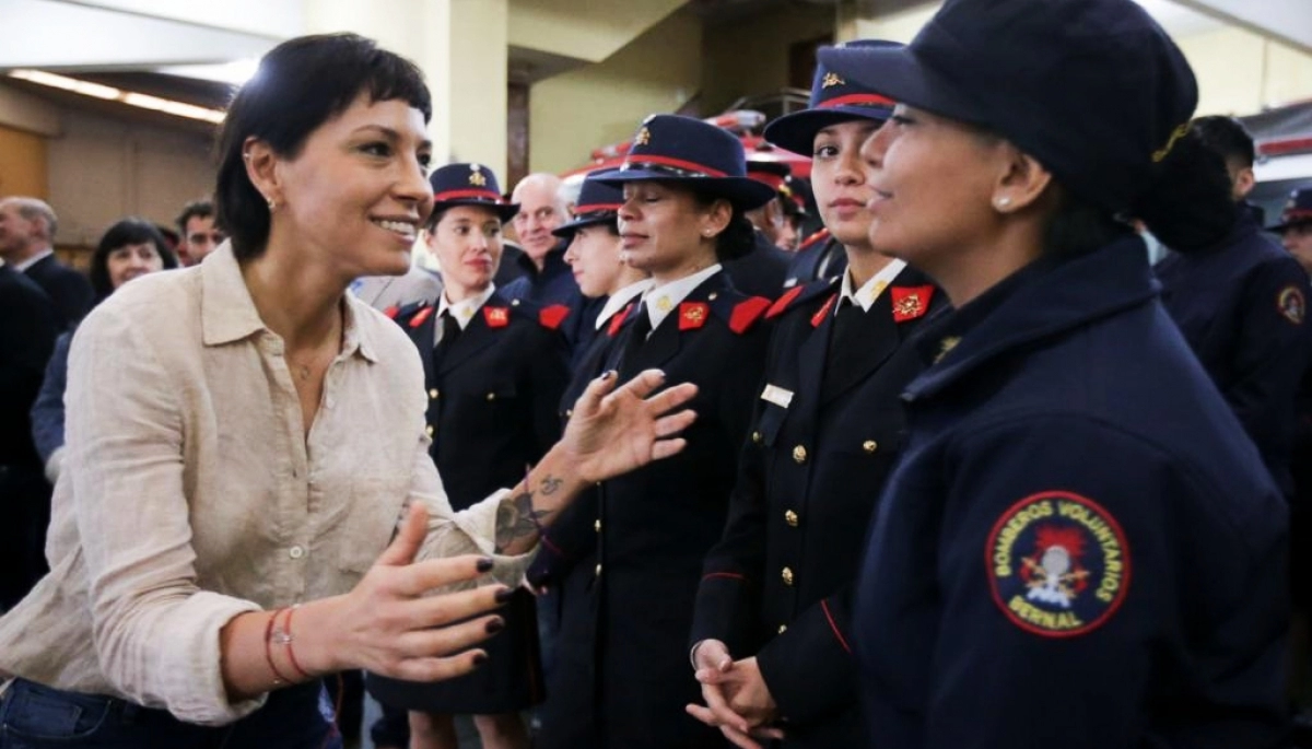 En el Cuartel de Bernal Mayra Mendoza destacó la labor de Bomberos Voluntarios