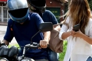 Con los reflejos del "Dibu" y la velocidad de "Di María", una mujer gambeteó a los motochorros