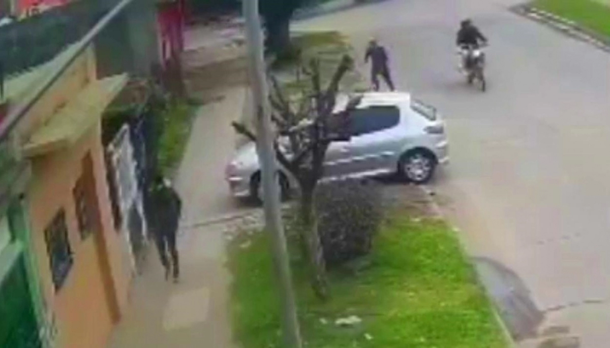 Regresaba a su casa: cobarde motochorro la atacó a traición y la revolcó sobre el asfalto