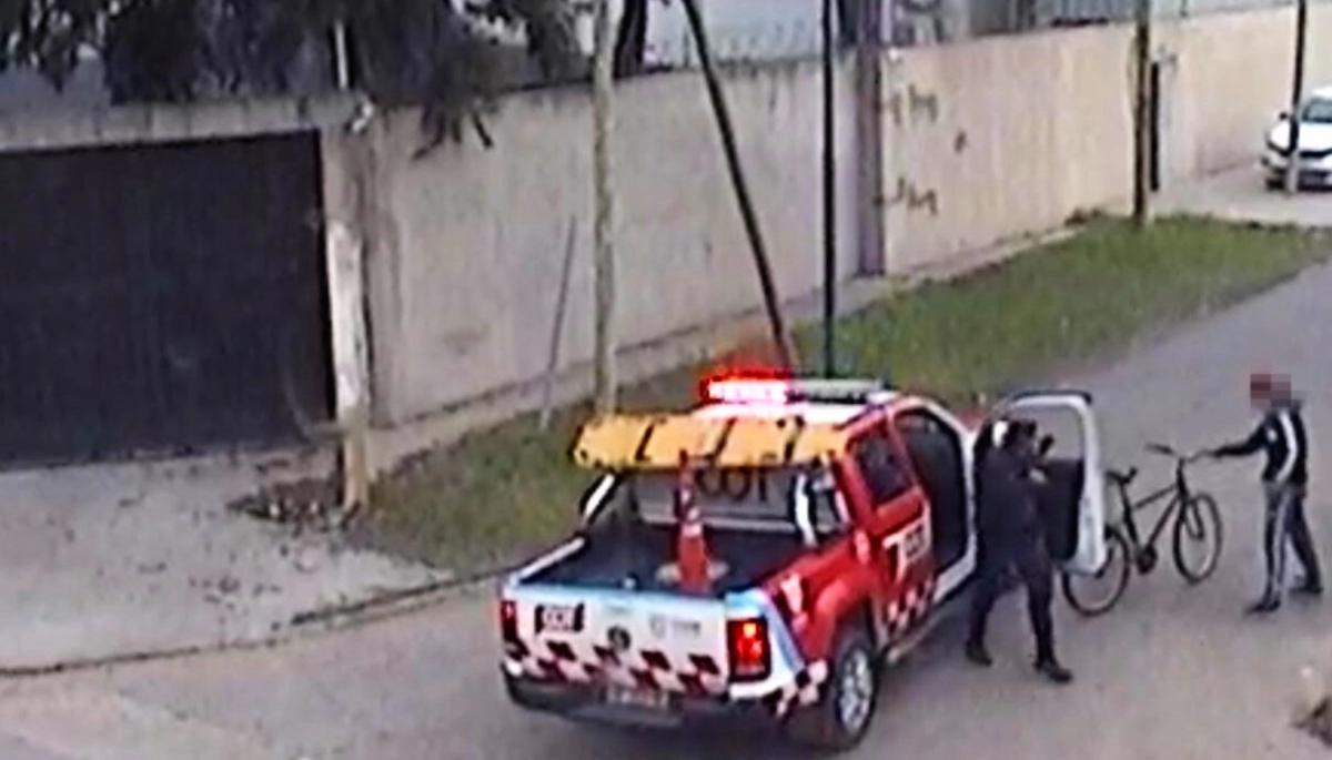 Detuvieron a un Spiderman ciclista: el joven trepó la pared de una vivienda y robó una bicicleta