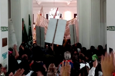 Suteba disidente tomó el Ministerio de Educación bonaerense y Sileoni suspendió su conferencia