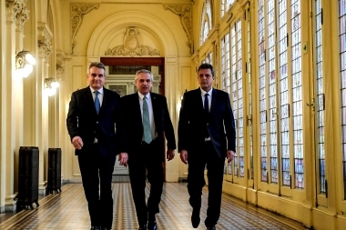 Foto de unidad: Alberto con Massa y Rossi juntos en la reunión de gabinete