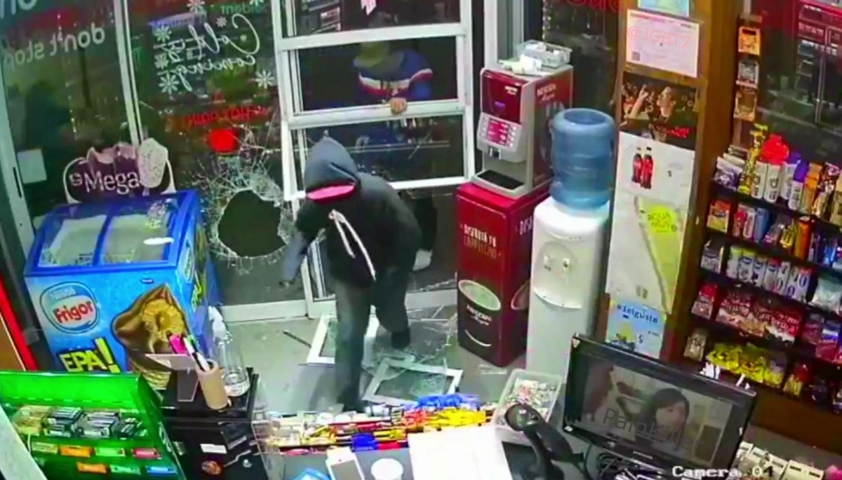 Sigue la ola de inseguridad en La Plata: cuatro delincuentes arrasaron con un kiosco en pleno centro