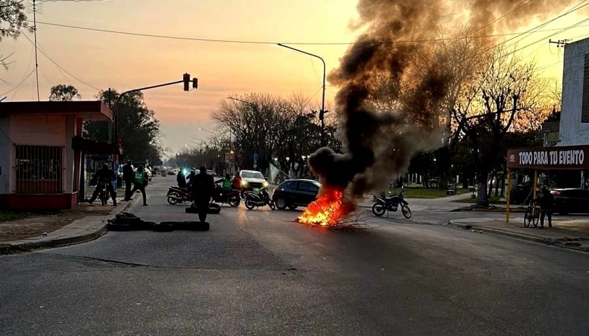 Cagliardi en la mira de los municipales: piquetes y quinto día de protestas en Berisso