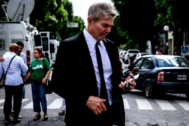 Burlando  bajó su candidatura a gobernador bonaerense y aseguró volver en 2 años