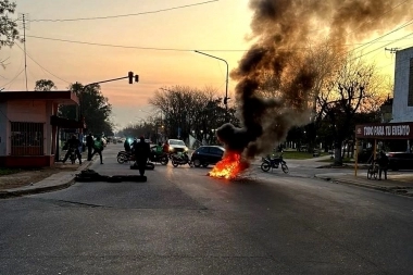Cagliardi en la mira de los municipales: piquetes y quinto día de protestas en Berisso