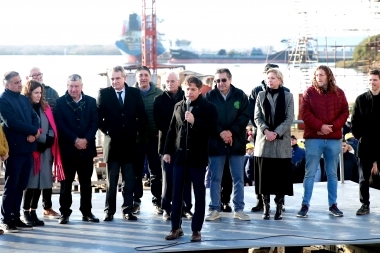 Kicillof y Rossi juntos en la botadura de una compuerta para el Arsenal Naval Puerto Belgrano