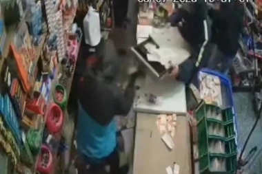 Trompadas, culatazo y una patada en la cabeza para robar en un almacén de barrio