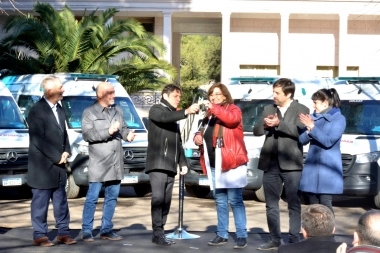 Kicillof desembarcó con su campaña en Ensenada e inauguró un Centro de Rehabilitación
