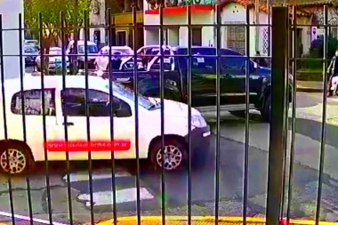 Demencial: con un hacha le rompió el parabrisas a la mujer que le chocó el Renault 12
