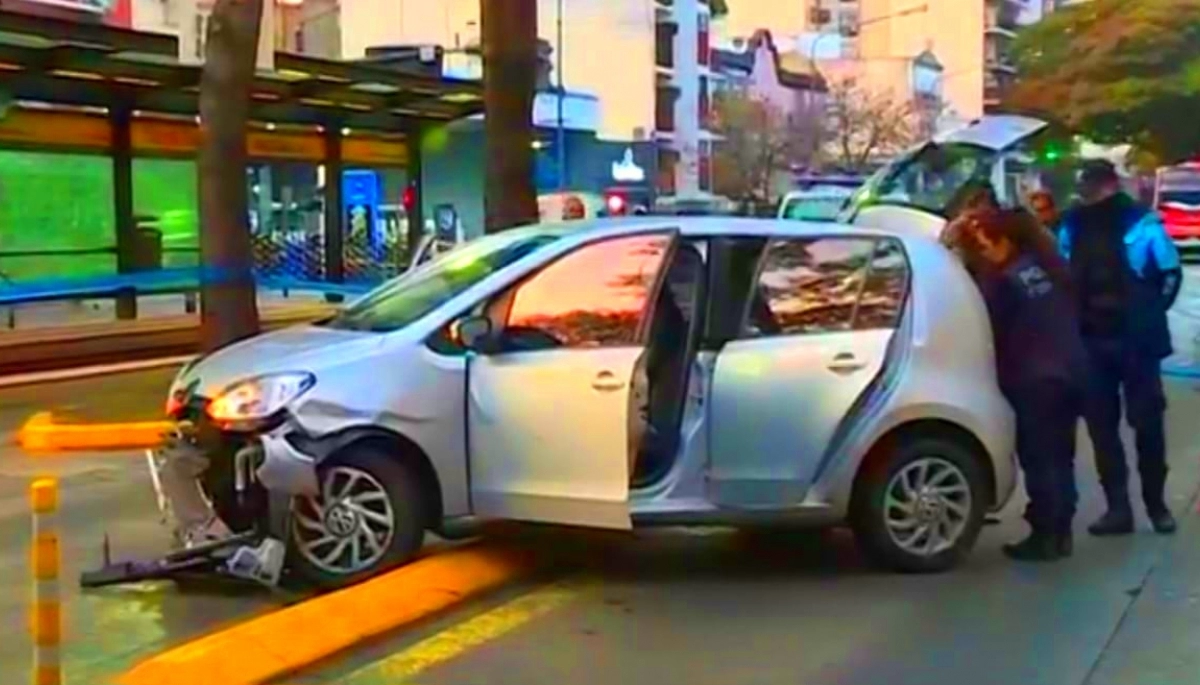 Dos menores escapaban de la policía, chocaron con el metrobus y terminaron aprehendidos