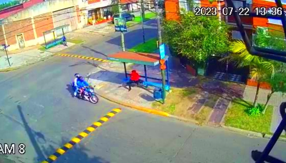Motochorros al ataque: durante un raid delictivo y por el celular, le abrieron la cabeza de un culatazo
