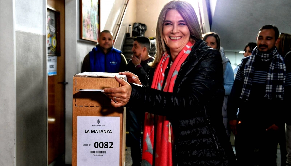 Magario votó en San Justo y manifestó su alegría por los “40 años de Democracia”