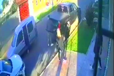 Tres violentos asaltos en el sur del Conurbano: los despojaron de sus rodados en la puerta de la casa