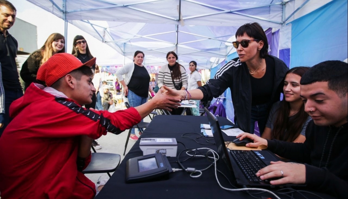Mayra Mendoza participó en la jornada del programa Quilmes Cerca y dialogó con vecinos