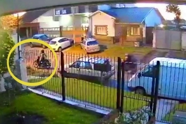 Videos: la misma cámara de vigilancia grabó dos robos en 10 días