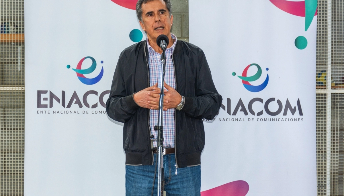 El senador bonaerense Juanci Martínez entregó 450 tablets a estudiantes de Rivadavia